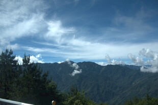 山间美景 蓝天白云映绿树