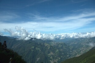 高山云海壮丽自然景观