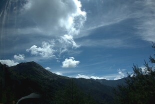 蓝天白云下的山林美景