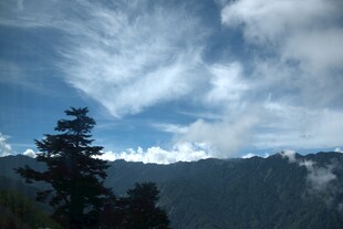 山间云景 蓝天绿树相映