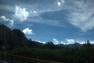 蓝天白云下的山间美景