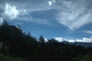 蓝天白云下的山林美景