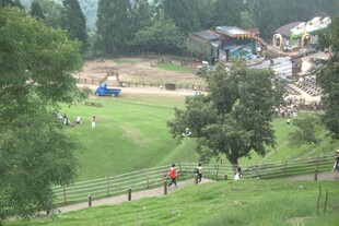 山间草地的休闲场景