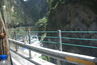 山间观景台俯瞰壮丽峡谷