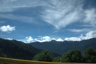 蓝天白云下的山峦美景