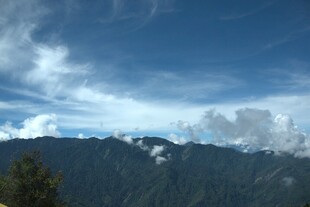 壮丽山峦与蓝天白云美景