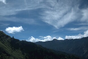 蓝天白云下的山峦美景