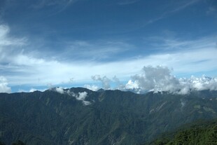 高山云海壮丽自然景观