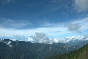 高山云海壮丽自然景观