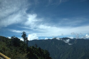 山间美景 蓝天白云伴绿树