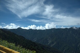 山间美景 蓝天白云覆青山