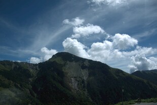 蓝天白云下的巍峨山峦