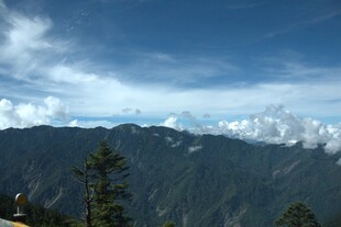 高山云海间的壮丽景致