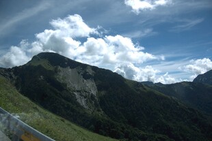 蓝天白云下的壮丽山峦