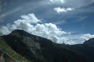 蓝天白云下的壮美山峦