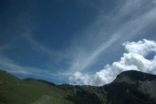蓝天白云下的山峦美景