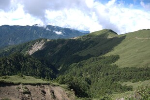 青山绿野间的秀丽山景