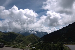 山间公路旁的壮丽云海景观