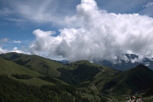 高山云海壮丽自然景观