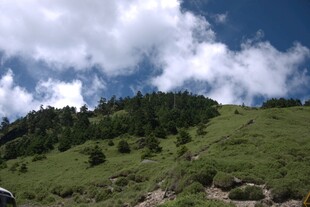 青山蓝天间的秀丽风光