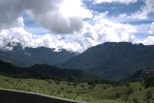 公路边的壮丽山峦风景