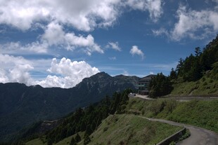 山间蜿蜒公路与蓝天白云