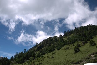 青山蓝天间的秀丽风光