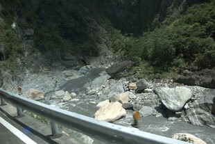 山间公路旁的河谷岩石景观