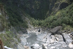 峡谷溪流与嶙峋山石景观