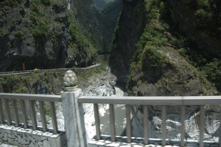 俯瞰山间桥梁与壮丽峡谷