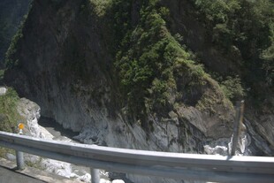 山间公路蜿蜒于翠绿山谷