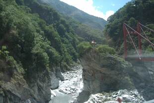峡谷风光中的壮丽桥梁