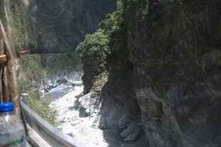 山间险峻栈道景色