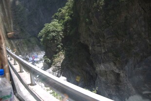 山间栈道穿行于峡谷之间