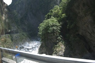 峡谷间湍急河流与绿植