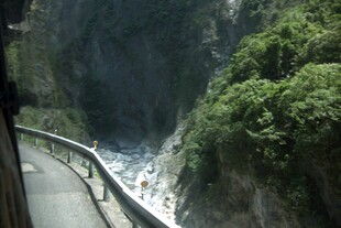 山间蜿蜒公路与湍急溪流