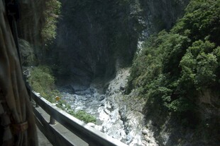 峡谷栈道旁的山水景致