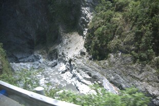 山间峡谷景色