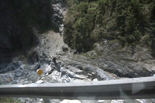 俯瞰山间公路与茂密植被