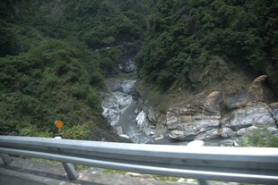 山间溪流旁的护栏景观