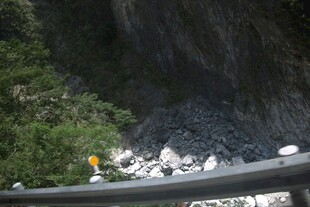 山间道路抢险作业场景