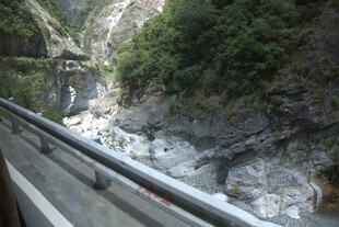 山间公路旁的湍急溪流