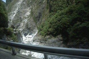 公路旁的山间湍急溪流