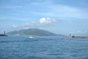 海上风光 远处山峦与船只