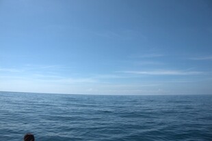 广阔海面与蓝天美景