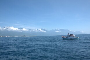 海上游船 畅享蓝天碧海