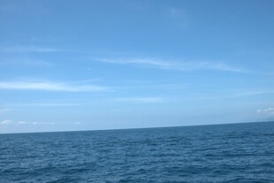 广阔蔚蓝大海与晴朗天空