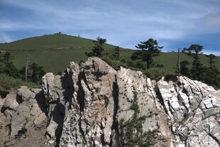 嶙峋山石与远处青山