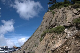 陡峭山崖边的壮观景致