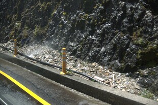 山间公路护栏与防护设施